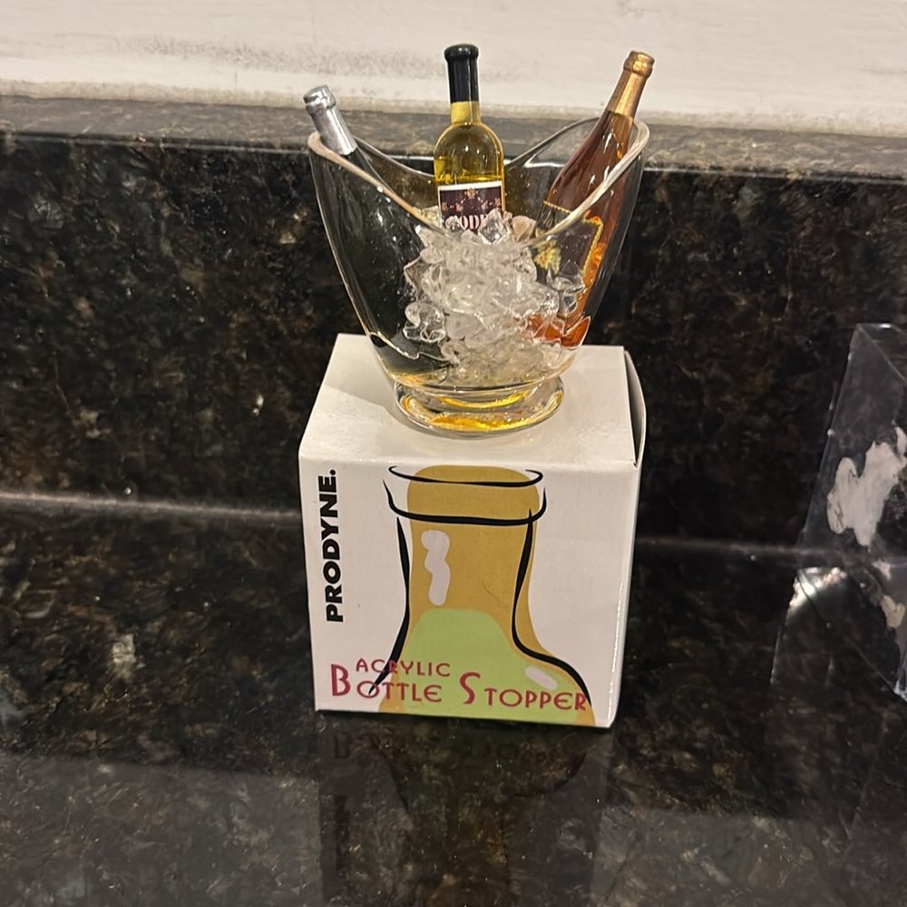NIB Acyclic Wine Bottle Stopper